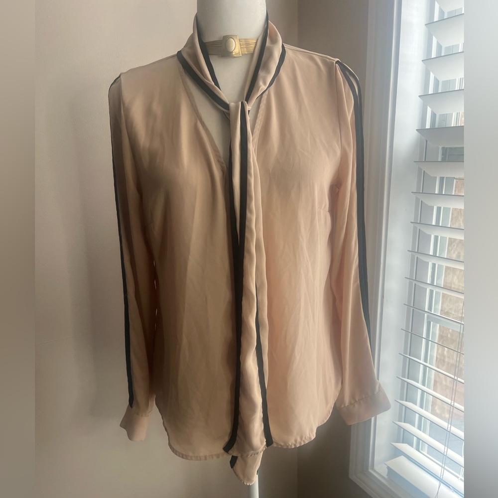 Elegant 7th Avenue Design Studio tie neck blouse